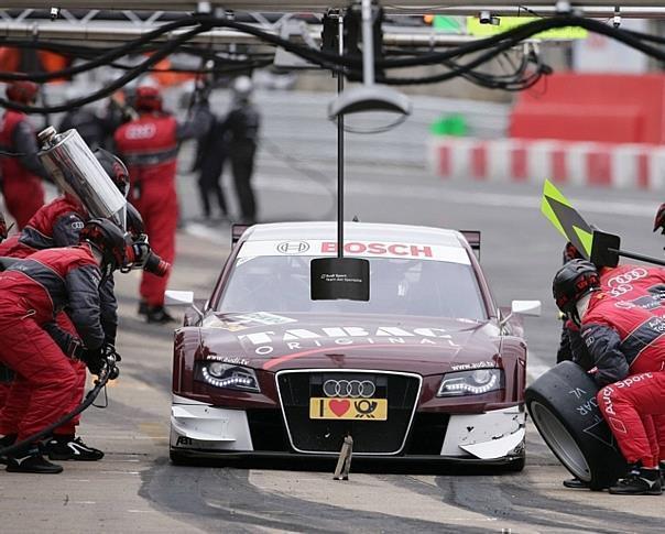 Auch Oliver Jarvis im Tabac Original Audi A4 DTM #2 vom Audi Sport Team Abt Sportsline, hier beim Boxenstopp, fuhr in die Punkte. Foto: Audi/Auto-Reporter.NET 